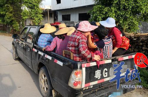 小货车上违法搭载16人被当场查获