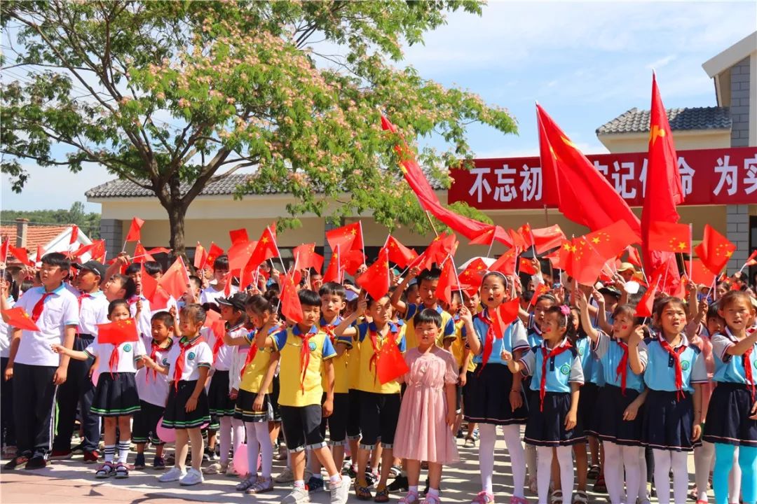 山东五莲：在灿烂阳光下 学生与老党员共话初心