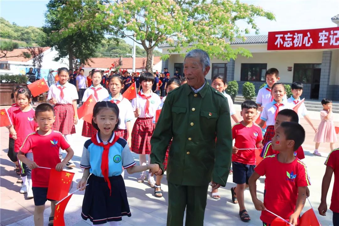 山东五莲：在灿烂阳光下 学生与老党员共话初心