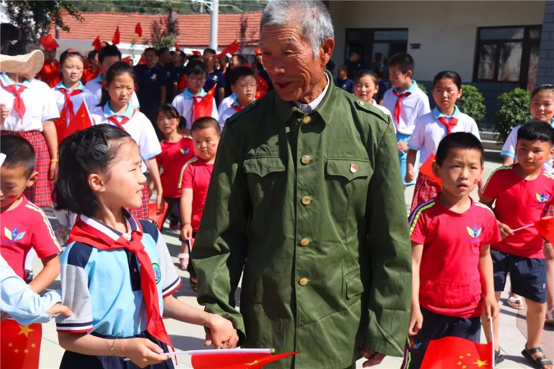 山东五莲：在灿烂阳光下 学生与老党员共话初心